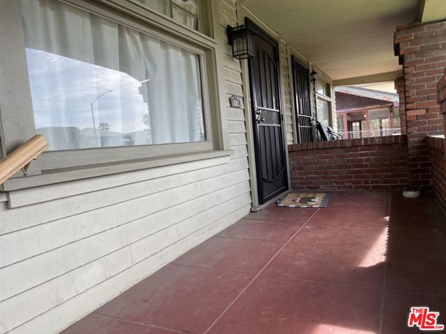 1920 S Rimpau Boulevard, Los Angeles CA: https://media.crmls.org/mediaz/b73d47b2-e1c9-458d-9413-2285bb98d139.jpg