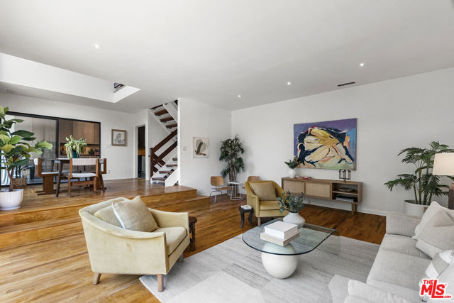 2174 Alcyona Drive, Los Angeles CA: https://media.crmls.org/mediaz/b73d7ca0-fd51-43ff-9025-c21de8011803.jpg