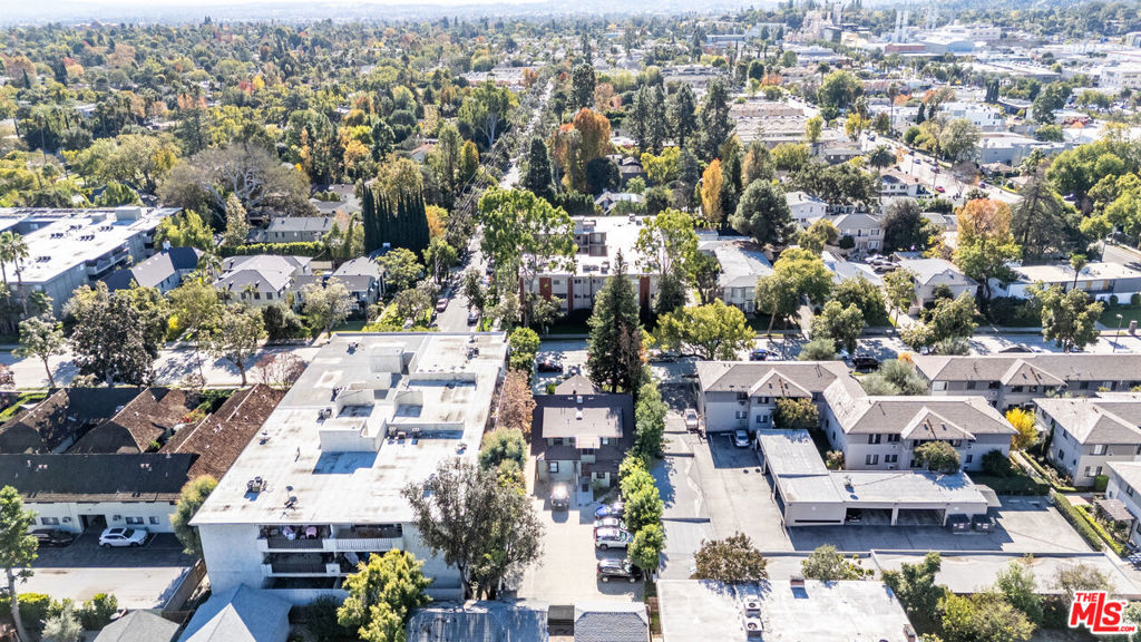 https://media.crmls.org/mediaz/b73dac73-4596-4af5-bd13-c697d543bc0c.jpg?preset=X-Large