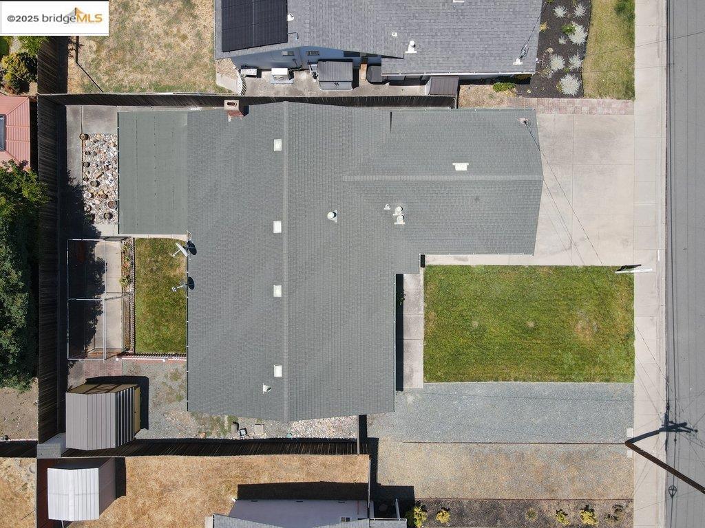 https://media.crmls.org/mediaz/b73e2e9c-d4a2-4fce-ace5-b252aaae3934.jpg?preset=X-Large