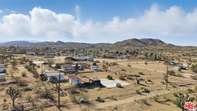 6391 Ruth Drive, Yucca Valley CA: https://media.crmls.org/mediaz/b73ea48e-4c10-479f-a9ec-948630bc252b.jpg