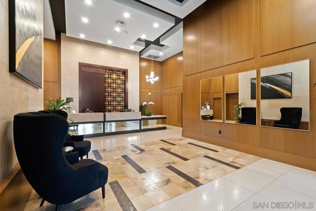 700 W E St, San Diego CA: https://media.crmls.org/mediaz/b73f866a-4663-44a4-9cdf-93091e54f604.jpg