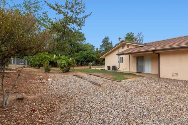 13128 Via Del Toro, Poway CA: https://media.crmls.org/mediaz/b73f8fff-6aa6-41b7-8d5d-5b69a8d83a62.jpg
