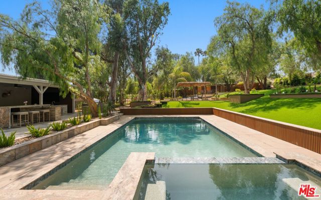 10555 Art Street, Sunland CA: https://media.crmls.org/mediaz/b740804f-4e16-4897-96ef-e03411290b86.jpg