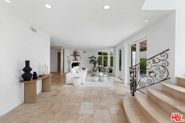 27931 Winding Way, Malibu CA: https://media.crmls.org/mediaz/b74193f6-5b76-4658-be5e-817e8ecde70a.jpg