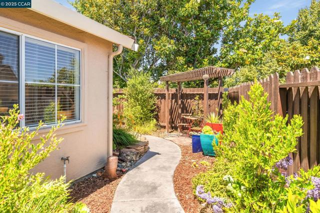 302 Columbia Cir, Benicia CA: https://media.crmls.org/mediaz/b74218b0-6da6-44e5-803e-150dea73fb5e.jpg