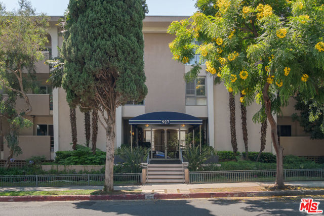 927 N Kings Road, West Hollywood CA: https://media.crmls.org/mediaz/b7426cc8-41c1-4108-9b27-e42db90393f0.jpg