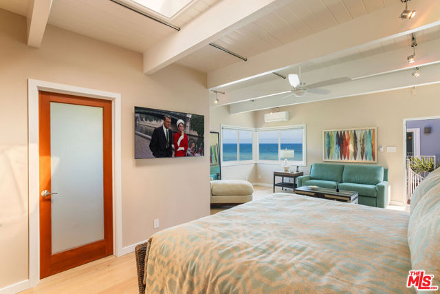 11770 Pacific Coast Highway, Malibu CA: https://media.crmls.org/mediaz/b74284b5-56aa-4ba2-8033-983781bf1e4a.jpg