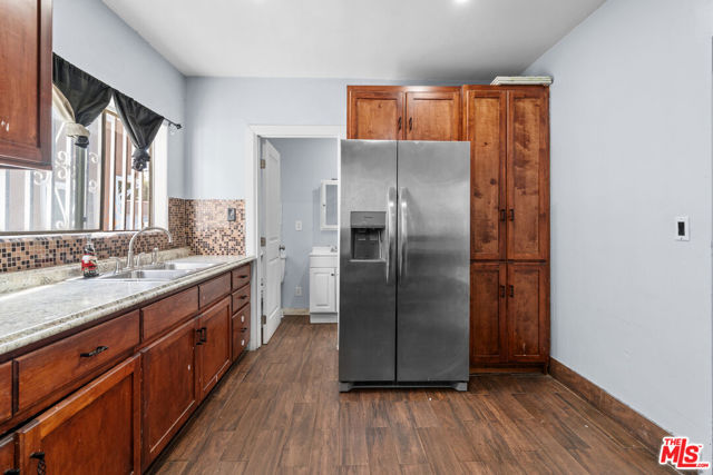 2205 S Burnside Avenue, Los Angeles CA: https://media.crmls.org/mediaz/b742d816-f191-4647-baf7-ae43c094ff77.jpg