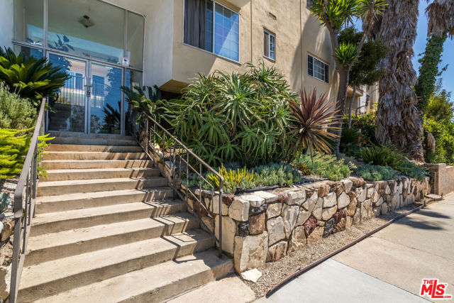 1330 S Barrington Avenue, Los Angeles CA: https://media.crmls.org/mediaz/b7436180-50eb-4926-8bf9-a062a9a3d699.jpg