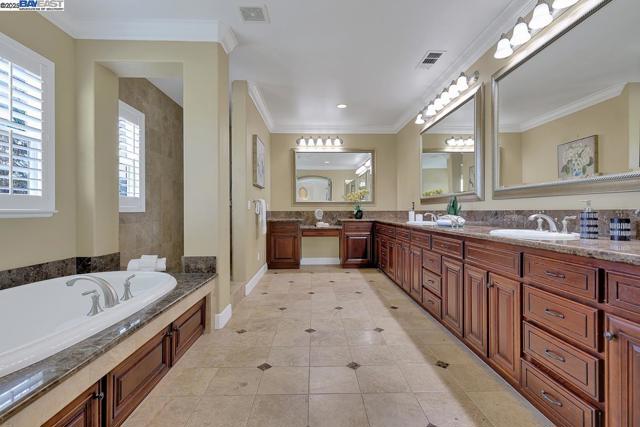 1037 Sunset Creek Ln, Pleasanton CA: https://media.crmls.org/mediaz/b743bb61-f5c2-4948-9b4f-94f826e12923.jpg