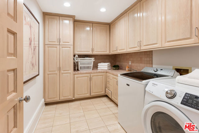 812 N Bedford Drive, Beverly Hills CA: https://media.crmls.org/mediaz/b743f199-4fab-4b42-9899-aaa00b731df4.jpg