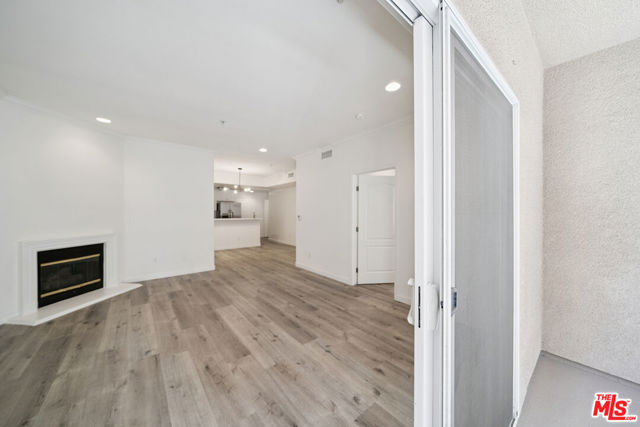 2335 S Bentley Avenue, Los Angeles CA: https://media.crmls.org/mediaz/b7464c06-746c-4c72-bcd1-4f483a9f8ec0.jpg