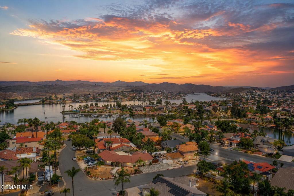 https://media.crmls.org/mediaz/b7472721-ca85-45ac-a814-43bac44194a1.jpg?preset=X-Large
