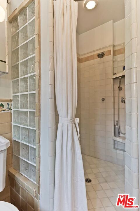 100 N Arden Boulevard, Los Angeles CA: https://media.crmls.org/mediaz/b748e886-958e-4521-b4fd-b3c014b78ef8.jpg