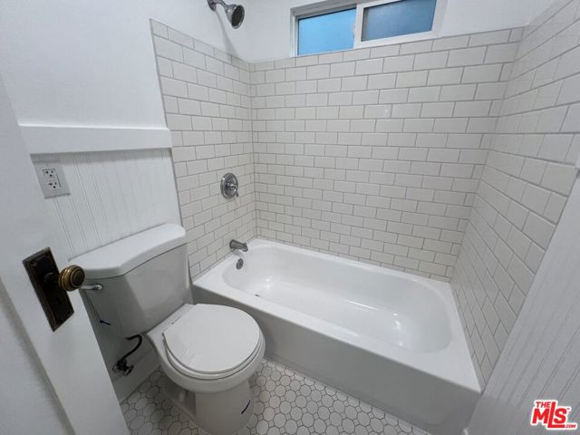 421 Grand Boulevard, Venice CA: https://media.crmls.org/mediaz/b74a6348-1fb5-40ca-a05f-da8843aafb74.jpg