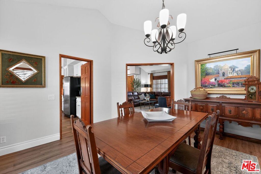 https://media.crmls.org/mediaz/b74a95a7-2e19-46fb-95f3-3c26d0338c75.jpg?preset=X-Large