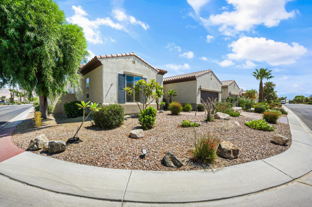 81662 Corte Valdemoro, Indio CA: https://media.crmls.org/mediaz/b74e0d3c-9dbf-4d80-b54d-564c99277024.jpg