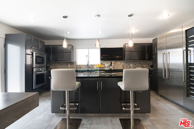 922 Garfield Avenue, Venice CA: https://media.crmls.org/mediaz/b74e77c0-f027-493b-a9b3-d1dfc00204c0.jpg