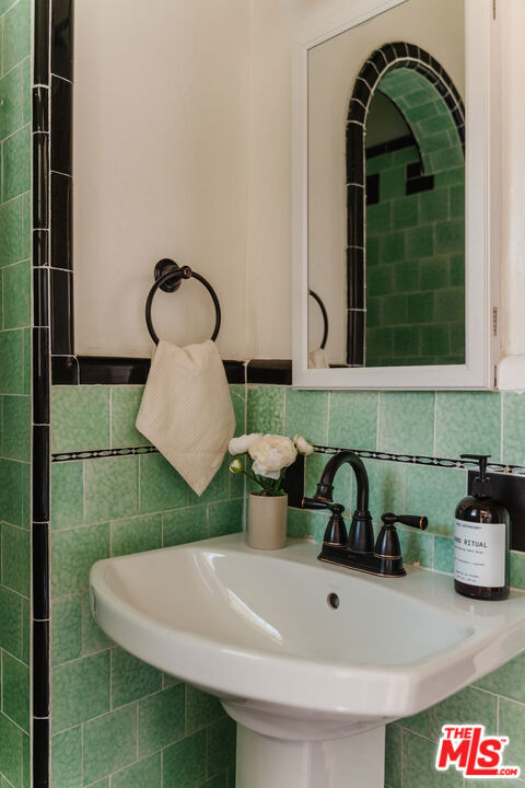 3975 Sutro Avenue, Los Angeles CA: https://media.crmls.org/mediaz/b74e7c34-c7c0-4d19-89db-e902c6a1dcf3.jpg