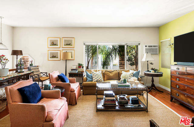 151 S Rexford Drive, Beverly Hills CA: https://media.crmls.org/mediaz/b75009e0-af8d-4679-a44f-1811f55d8003.jpg