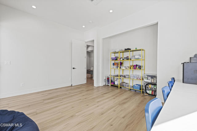 911 Vivian Circle, Newbury Park CA: https://media.crmls.org/mediaz/b75030da-d6a3-4330-ae9c-4f081c2b4672.jpg