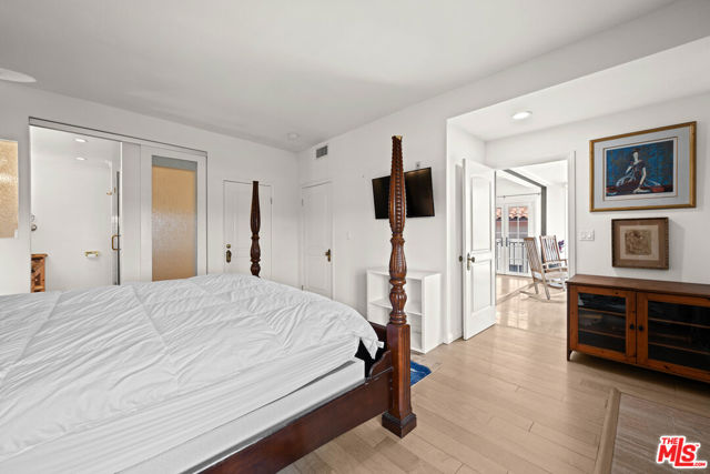 6220 Pacific Avenue, Playa del Rey CA: https://media.crmls.org/mediaz/b7513470-6559-4792-9a12-f4e2e9bfed6d.jpg