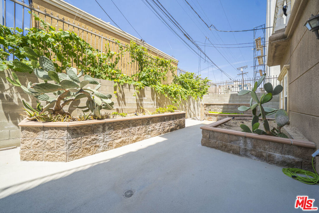 https://media.crmls.org/mediaz/b7514e75-334c-4d5d-8d88-226e7265c4fd.jpg?preset=X-Large