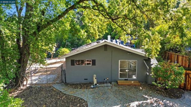 1016 Stone Valley Rd, Alamo CA: https://media.crmls.org/mediaz/b7520874-f587-43d8-952b-15749637ee90.jpg