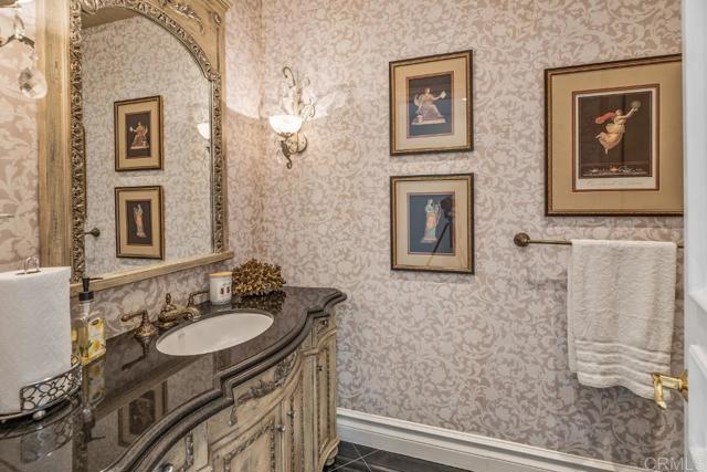 7345 Vista Rancho Ct, Rancho Santa Fe CA: https://media.crmls.org/mediaz/b7523174-7ef4-45cb-a0ce-bfe757bf20fa.jpg