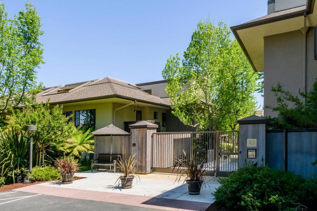 2140 Santa Cruz Avenue #E 104