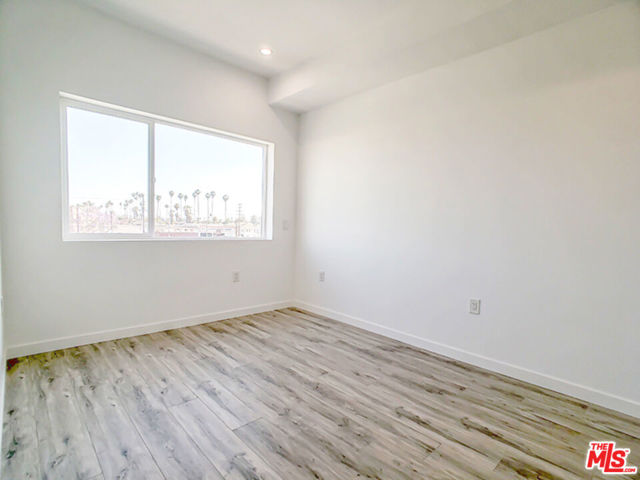 1229 S Kingsley Drive, Los Angeles CA: https://media.crmls.org/mediaz/b754b6f2-08c9-4175-b463-17b68ed884ad.jpg