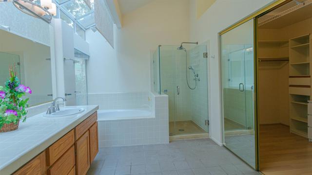 906 Vista Pointe Dr, San Ramon CA: https://media.crmls.org/mediaz/b7554a19-7043-407e-9d2e-ad4da4847224.jpg