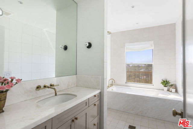 2027 Park Drive, Los Angeles CA: https://media.crmls.org/mediaz/b75587b2-01f3-429c-bf5d-6c94d3ea4eee.jpg
