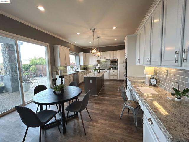 8040 Kelok Way, Clayton CA: https://media.crmls.org/mediaz/b755b79a-3ddb-4ad0-b1e7-5578f0509fe3.jpg
