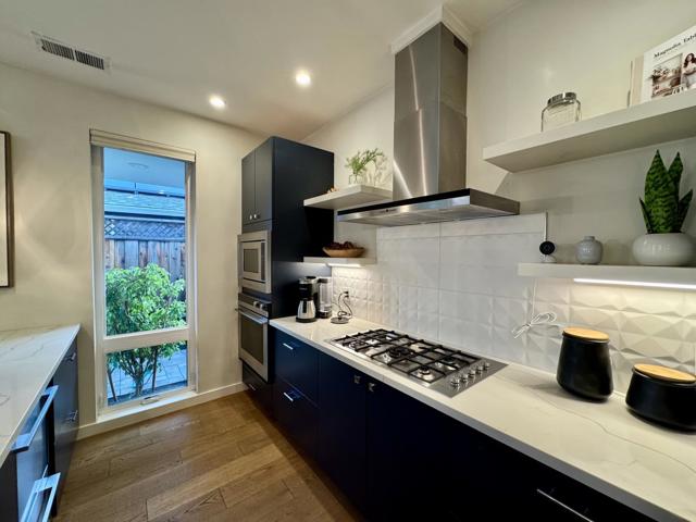 16 Hillview Avenue, Redwood City CA: https://media.crmls.org/mediaz/b755feed-a416-4bf7-a1c6-3bdceb906dd0.jpg