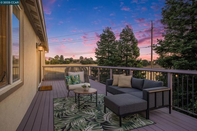 4001 Browning Dr, Concord CA: https://media.crmls.org/mediaz/b756682e-e4f0-4864-80c3-51637adc7879.jpg