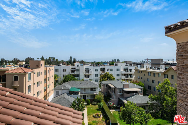 12026 Hoffman Street, Studio City CA: https://media.crmls.org/mediaz/b7570266-3e44-4789-b500-6e4e9a385483.jpg