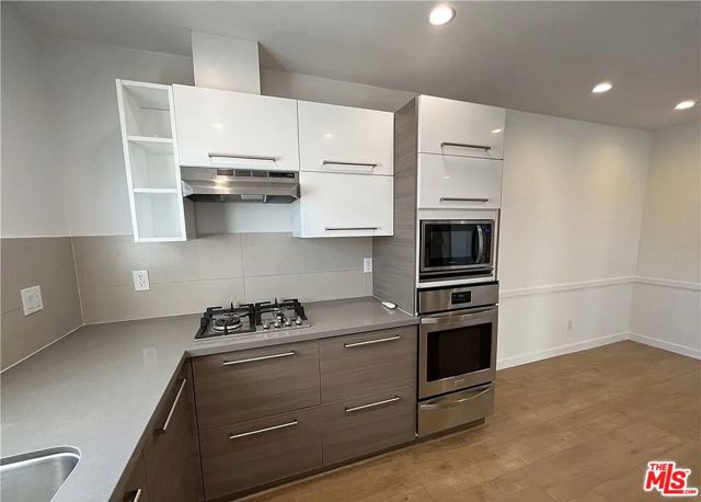 561 N Sweetzer Avenue, West Hollywood CA: https://media.crmls.org/mediaz/b75768fc-1745-4405-9e1f-f9793306ab8b.jpg