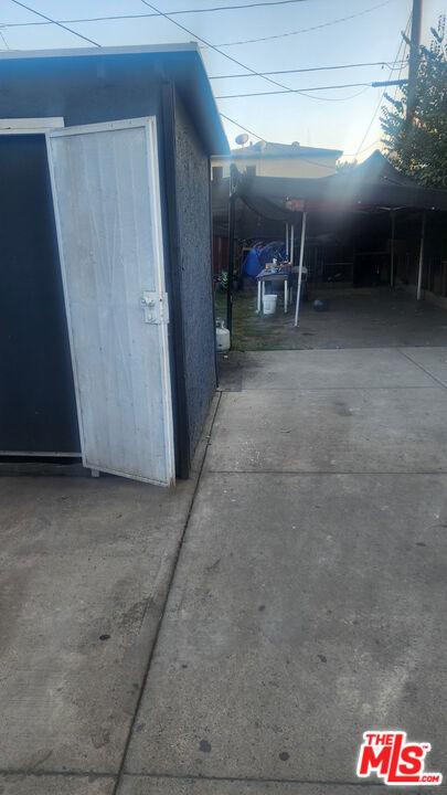 742 E 84th Place, Los Angeles CA: https://media.crmls.org/mediaz/b75aafb7-a777-4eb8-904a-db1508a26864.jpg