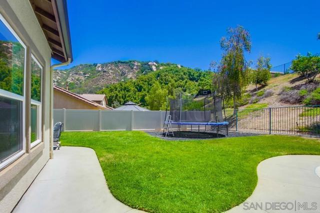 3207 Meadow Side Pl, Escondido CA: https://media.crmls.org/mediaz/b75c57e2-c4d4-4892-89ac-aace5e6765e1.jpg