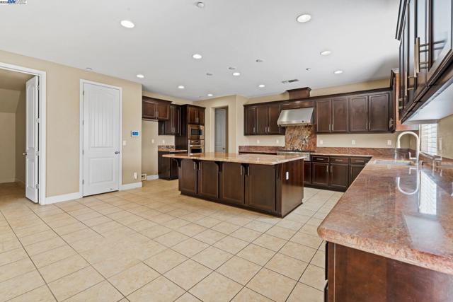 2255 Sugarloaf Ct, Brentwood CA: https://media.crmls.org/mediaz/b75c785c-1e78-465e-b081-5a03eacc045e.jpg