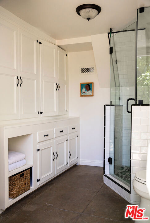 2248 Kenilworth Avenue, Los Angeles CA: https://media.crmls.org/mediaz/b75de5e7-15af-4341-9b4c-9812592ff989.jpg
