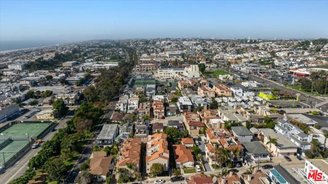 625 9th Street, Hermosa Beach, California 90254, 3 Bedrooms Bedrooms, ,2 BathroomsBathrooms,Residential,Sold,9th,25523845