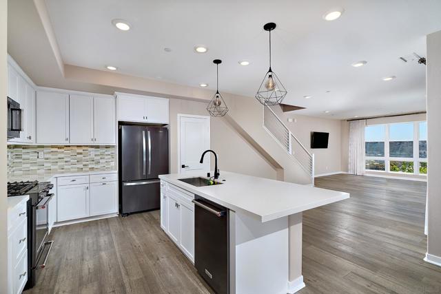 2921 Via Alta Pl, San Diego CA: https://media.crmls.org/mediaz/b75fc6ce-a930-446e-a309-31a52cde5c80.jpg