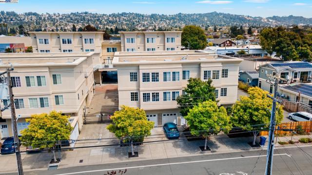 913 Adams, Albany CA: https://media.crmls.org/mediaz/b760d2f1-dd51-457c-9558-3f9046e885b4.jpg