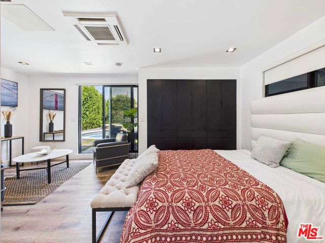 5109 Longridge Avenue, Sherman Oaks CA: https://media.crmls.org/mediaz/b761caf4-7065-40d4-935b-610124a80d47.jpg