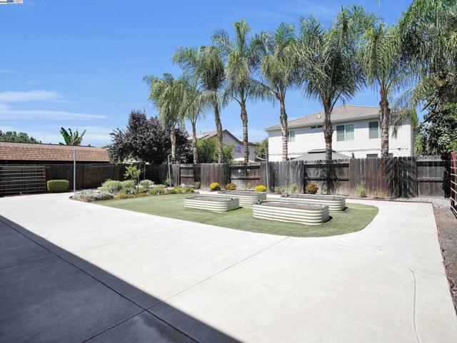 1413 Angus St, Patterson CA: https://media.crmls.org/mediaz/b761f377-2bcd-442e-8ca6-caf6f6ad582b.jpg