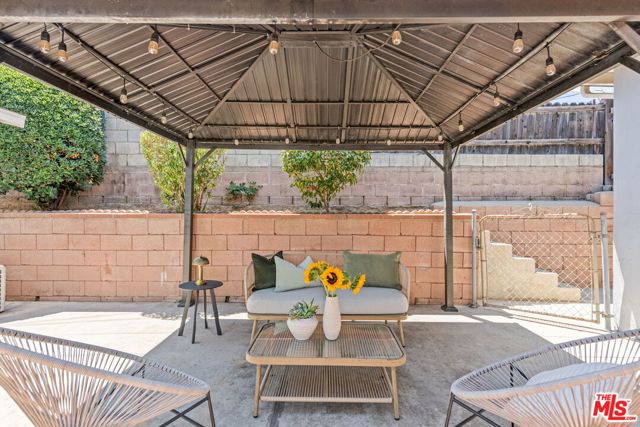 3228 Sagamore Way, Los Angeles CA: https://media.crmls.org/mediaz/b761f853-0620-40b5-841f-10937748bc52.jpg