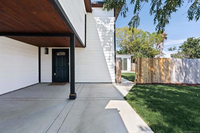 1160 Erica St, Escondido CA: https://media.crmls.org/mediaz/b763ae88-e8db-44b7-8d0b-81d3e2f1bbb6.jpg